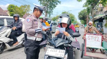 Satlantas Polres Sampang Bagikan Brosur Tertib Berlalulintas Kepada Pengguna Jalan
