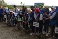CINTA ALAM: Komunitas Harmoni Abadi Sejati menggelar aksi tanam mangrove di kawasan TPM Pantai Labuhan, Bangkalan, Sabtu (18/04/2026). (Fadel Abu Aufa for radarpantura.id)