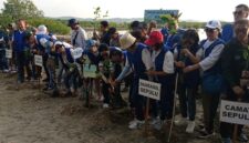CINTA ALAM: Komunitas Harmoni Abadi Sejati menggelar aksi tanam mangrove di kawasan TPM Pantai Labuhan, Bangkalan, Sabtu (18/04/2026). (Fadel Abu Aufa for radarpantura.id)