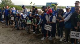 CINTA ALAM: Komunitas Harmoni Abadi Sejati menggelar aksi tanam mangrove di kawasan TPM Pantai Labuhan, Bangkalan, Sabtu (18/04/2026). (Fadel Abu Aufa for radarpantura.id)