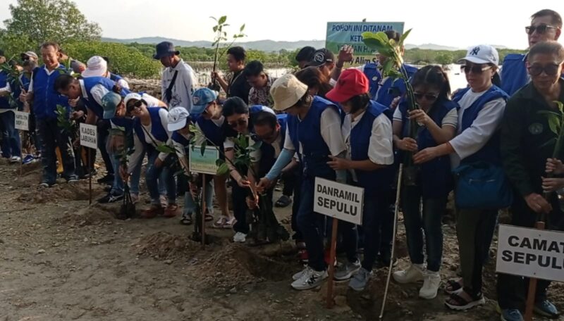 CINTA ALAM: Komunitas Harmoni Abadi Sejati menggelar aksi tanam mangrove di kawasan TPM Pantai Labuhan, Bangkalan, Sabtu (18/04/2026). (Fadel Abu Aufa for radarpantura.id)