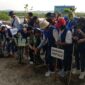 CINTA ALAM: Komunitas Harmoni Abadi Sejati menggelar aksi tanam mangrove di kawasan TPM Pantai Labuhan, Bangkalan, Sabtu (18/04/2026). (Fadel Abu Aufa for radarpantura.id)