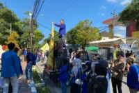 DEMONSTRASI: Aktivis PC PMII Sumenep menyampaikan aspirasi di depan Kantor Pemkab Sumenep, Jumat (17/04/2026). (Moh Busri/radarpantura.id)