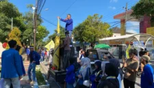 DEMONSTRASI: Aktivis PC PMII Sumenep menyampaikan aspirasi di depan Kantor Pemkab Sumenep, Jumat (17/04/2026). (Moh Busri/radarpantura.id)