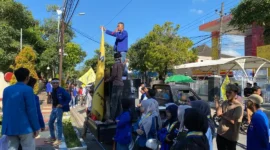 DEMONSTRASI: Aktivis PC PMII Sumenep menyampaikan aspirasi di depan Kantor Pemkab Sumenep, Jumat (17/04/2026). (Moh Busri/radarpantura.id)