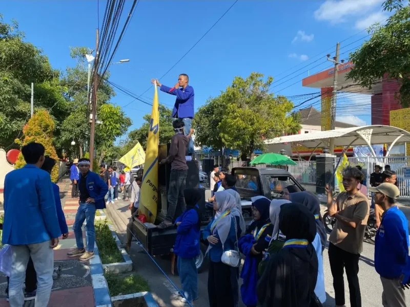DEMONSTRASI: Aktivis PC PMII Sumenep menyampaikan aspirasi di depan Kantor Pemkab Sumenep, Jumat (17/04/2026). (Moh Busri/radarpantura.id)