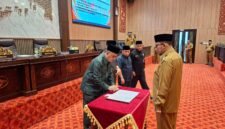 KEBIJAKAN DAERAH: Ketua DPRD Sumenep, Zainal Arifin (kiri) didampingi Bupati Sumenep, Achmad Fauzi Wongsojudo (kanan) saat menandatangani pengesahan raperda di kantor legislatif, Selasa (07/04/2026). (Humas DPRD Sumenep for radarpantura.id)