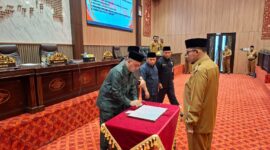 KEBIJAKAN DAERAH: Ketua DPRD Sumenep, Zainal Arifin (kiri) didampingi Bupati Sumenep, Achmad Fauzi Wongsojudo (kanan) saat menandatangani pengesahan raperda di kantor legislatif, Selasa (07/04/2026). (Humas DPRD Sumenep for radarpantura.id)