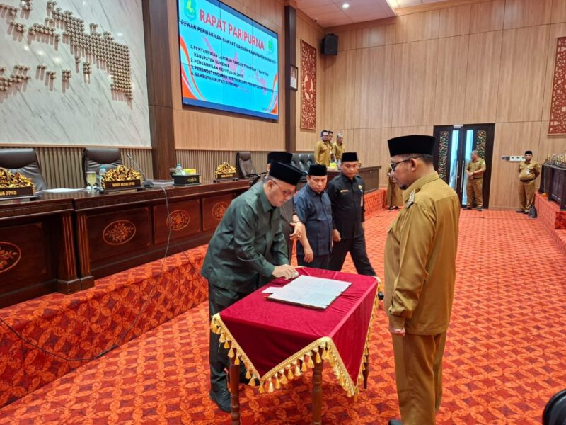 KEBIJAKAN DAERAH: Ketua DPRD Sumenep, Zainal Arifin (kiri) didampingi Bupati Sumenep, Achmad Fauzi Wongsojudo (kanan) saat menandatangani pengesahan raperda di kantor legislatif, Selasa (07/04/2026). (Humas DPRD Sumenep for radarpantura.id)