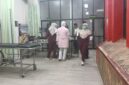 PENANGANAN MEDIS: Korban kecelakaan kerja proyek renovasi Kantor Bank Jatim Cabang Sumenep saat  berada di RSUD dr Moh Anwar Sumenep. (Istimewa)