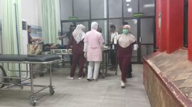PENANGANAN MEDIS: Korban kecelakaan kerja proyek renovasi Kantor Bank Jatim Cabang Sumenep saat  berada di RSUD dr Moh Anwar Sumenep. (Istimewa)