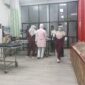 PENANGANAN MEDIS: Korban kecelakaan kerja proyek renovasi Kantor Bank Jatim Cabang Sumenep saat  berada di RSUD dr Moh Anwar Sumenep. (Istimewa)