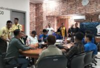 PERBANKAN: Aktivis PMII Universitas Wiraraja Sumenep menerobos masuk ke Kantor BRI Cabang Sumenep saat menggelar aksi demonstrasi, amis (23/04/2026). (Moh Busri/radarpantura.id).