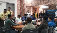 PERBANKAN: Aktivis PMII Universitas Wiraraja Sumenep menerobos masuk ke Kantor BRI Cabang Sumenep saat menggelar aksi demonstrasi, amis (23/04/2026). (Moh Busri/radarpantura.id).