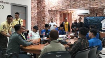 PERBANKAN: Aktivis PMII Universitas Wiraraja Sumenep menerobos masuk ke Kantor BRI Cabang Sumenep saat menggelar aksi demonstrasi, amis (23/04/2026). (Moh Busri/radarpantura.id).