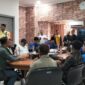 PERBANKAN: Aktivis PMII Universitas Wiraraja Sumenep menerobos masuk ke Kantor BRI Cabang Sumenep saat menggelar aksi demonstrasi, amis (23/04/2026). (Moh Busri/radarpantura.id).