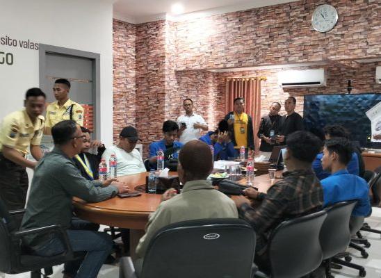 PERBANKAN: Aktivis PMII Universitas Wiraraja Sumenep menerobos masuk ke Kantor BRI Cabang Sumenep saat menggelar aksi demonstrasi, amis (23/04/2026). (Moh Busri/radarpantura.id).