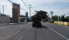 TAK TERAWAT: Armada DLH Sumenep beroperasi dalam keadaan rusak. (Moh Busri/radarpantura.id)