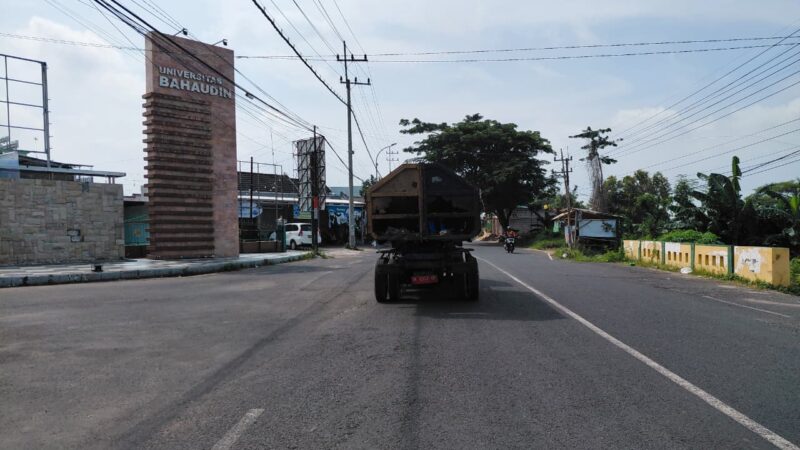 TAK TERAWAT: Armada DLH Sumenep beroperasi dalam keadaan rusak. (Moh Busri/radarpantura.id)