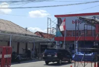 KONSTRUKSI: Kantor Bank Jatim Cabang Sumenep dalam proses renovasi. (Moh Busri/radarpantura.id)