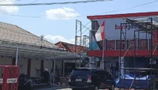 KONSTRUKSI: Kantor Bank Jatim Cabang Sumenep dalam proses renovasi. (Moh Busri/radarpantura.id)