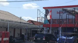 KONSTRUKSI: Kantor Bank Jatim Cabang Sumenep dalam proses renovasi. (Moh Busri/radarpantura.id)