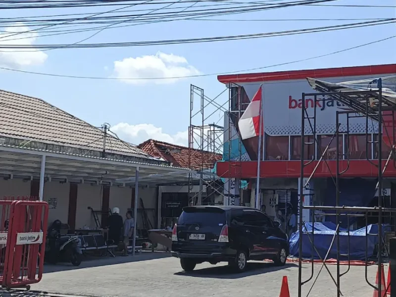 KONSTRUKSI: Kantor Bank Jatim Cabang Sumenep dalam proses renovasi. (Moh Busri/radarpantura.id)