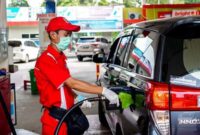 KELANGKAAN BBM: Petugas SPBU sedang mengisi BBM ke kendaraan roda empat. (radarpantura.id/istimewa)