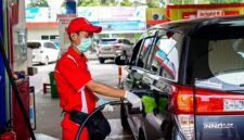 KELANGKAAN BBM: Petugas SPBU sedang mengisi BBM ke kendaraan roda empat. (radarpantura.id/istimewa)