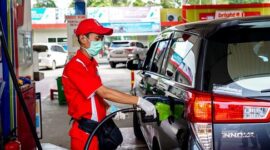 KELANGKAAN BBM: Petugas SPBU sedang mengisi BBM ke kendaraan roda empat. (radarpantura.id/istimewa)