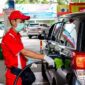 KELANGKAAN BBM: Petugas SPBU sedang mengisi BBM ke kendaraan roda empat. (radarpantura.id/istimewa)