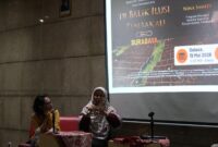 EDUKATIF: AJI Subaya dan AJI Jakarta menggelar nobar dan diskusi Film Dokumenter Di Balik Ilusi Tembakau di Kampus UKWM Surabaya, Selasa (19/05/2026). (Panitia for radarpantura.id)