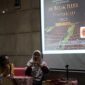 EDUKATIF: AJI Subaya dan AJI Jakarta menggelar nobar dan diskusi Film Dokumenter Di Balik Ilusi Tembakau di Kampus UKWM Surabaya, Selasa (19/05/2026). (Panitia for radarpantura.id)
