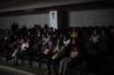 KRITIS: Sejumlah peserta menyaksikan penayangan Film Dokumenter Di Balik Ilusi Tembakau di Kampus UKWM Surabaya, Selasa (19/05/2026). (Panitia for radarpantura.id)