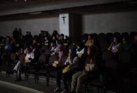 KRITIS: Sejumlah peserta menyaksikan penayangan Film Dokumenter Di Balik Ilusi Tembakau di Kampus UKWM Surabaya, Selasa (19/05/2026). (Panitia for radarpantura.id)