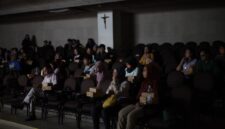 KRITIS: Sejumlah peserta menyaksikan penayangan Film Dokumenter Di Balik Ilusi Tembakau di Kampus UKWM Surabaya, Selasa (19/05/2026). (Panitia for radarpantura.id)