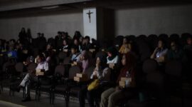 KRITIS: Sejumlah peserta menyaksikan penayangan Film Dokumenter Di Balik Ilusi Tembakau di Kampus UKWM Surabaya, Selasa (19/05/2026). (Panitia for radarpantura.id)