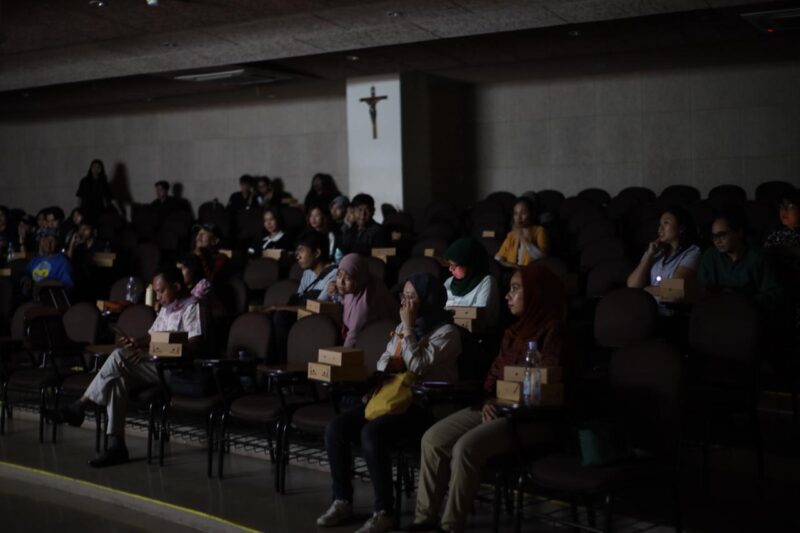 KRITIS: Sejumlah peserta menyaksikan penayangan Film Dokumenter Di Balik Ilusi Tembakau di Kampus UKWM Surabaya, Selasa (19/05/2026). (Panitia for radarpantura.id)