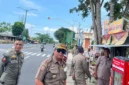 ZONA MERAH: Satpol PP Sumenep melakukan penertiban PKL di Jalan Trunojoyo Sumenep, Senin (18/05/2026). (Radarpantura.id/Moh Busri)