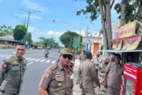 ZONA MERAH: Satpol PP Sumenep melakukan penertiban PKL di Jalan Trunojoyo Sumenep, Senin (18/05/2026). (Radarpantura.id/Moh Busri)