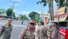 ZONA MERAH: Satpol PP Sumenep melakukan penertiban PKL di Jalan Trunojoyo Sumenep, Senin (18/05/2026). (Radarpantura.id/Moh Busri)