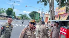 ZONA MERAH: Satpol PP Sumenep melakukan penertiban PKL di Jalan Trunojoyo Sumenep, Senin (18/05/2026). (Radarpantura.id/Moh Busri)