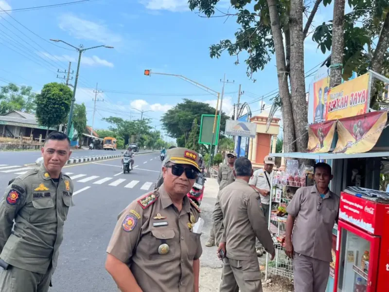 ZONA MERAH: Satpol PP Sumenep melakukan penertiban PKL di Jalan Trunojoyo Sumenep, Senin (18/05/2026). (Radarpantura.id/Moh Busri)