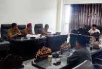 SERIUS: Anggota DPRD Sumenep menggelar rapat pansus. (DPRD Sumenep for radarpantura.id)