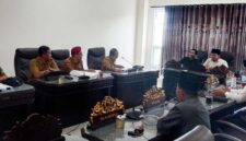 SERIUS: Anggota DPRD Sumenep menggelar rapat pansus. (DPRD Sumenep for radarpantura.id)