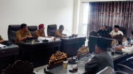 SERIUS: Anggota DPRD Sumenep menggelar rapat pansus. (DPRD Sumenep for radarpantura.id)