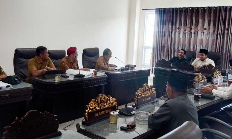 SERIUS: Anggota DPRD Sumenep menggelar rapat pansus. (DPRD Sumenep for radarpantura.id)