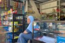 MERATAP: Salami, lansia 60 tahun menjadi korban penipuan OTK dengan motif pesan barang tanpa bayar di tokonya, Senin (29/6). (Radarpantura.id/Miftahol Rosiqin)