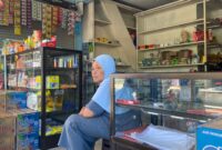 MERATAP: Salami, lansia 60 tahun menjadi korban penipuan OTK dengan motif pesan barang tanpa bayar di tokonya, Senin (29/6). (Radarpantura.id/Miftahol Rosiqin)