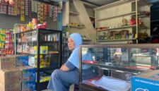 MERATAP: Salami, lansia 60 tahun menjadi korban penipuan OTK dengan motif pesan barang tanpa bayar di tokonya, Senin (29/6). (Radarpantura.id/Miftahol Rosiqin)